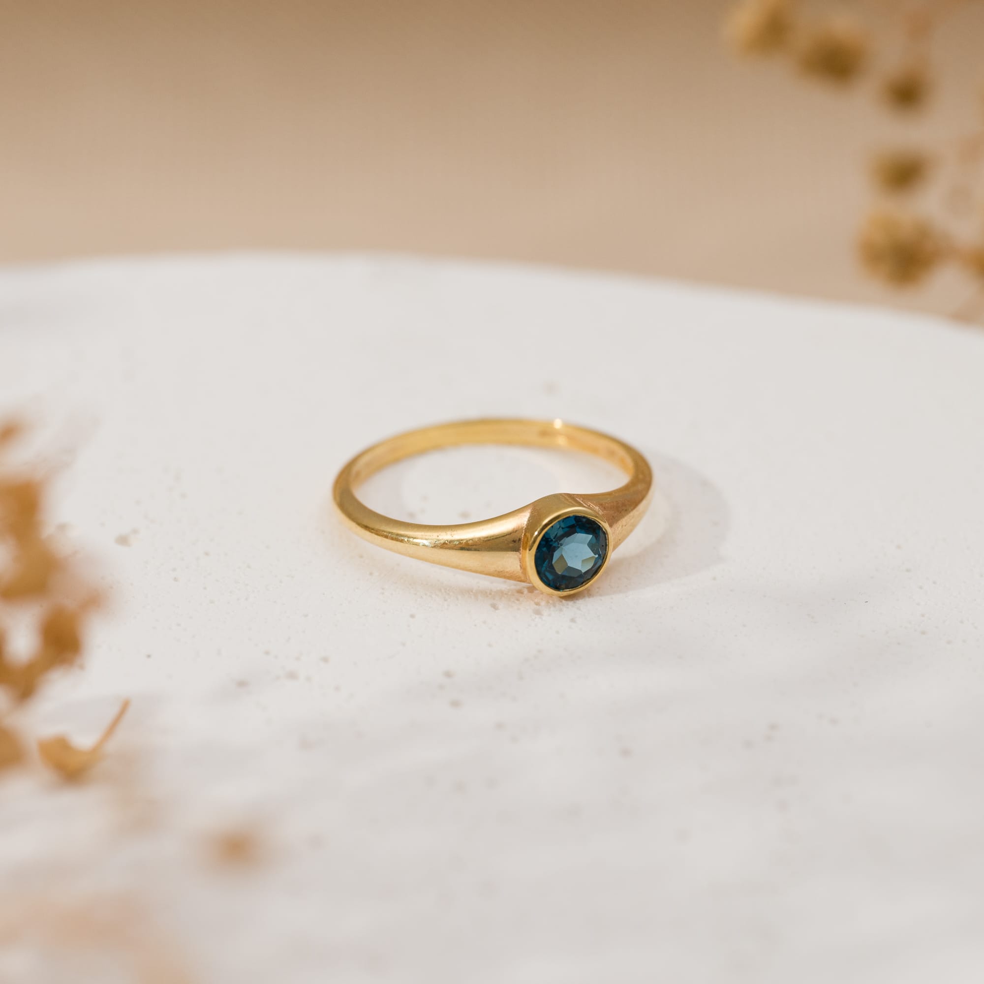 925 Ayar Gümüş Altın Kaplama Safir Mavisi Zirkon Taşlı Minimalist Yüzük